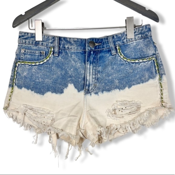 Free People | We The Free ‘Daisy Chain’ Light Denim Lace Bleached Jean Shorts - Picture 1 of 4